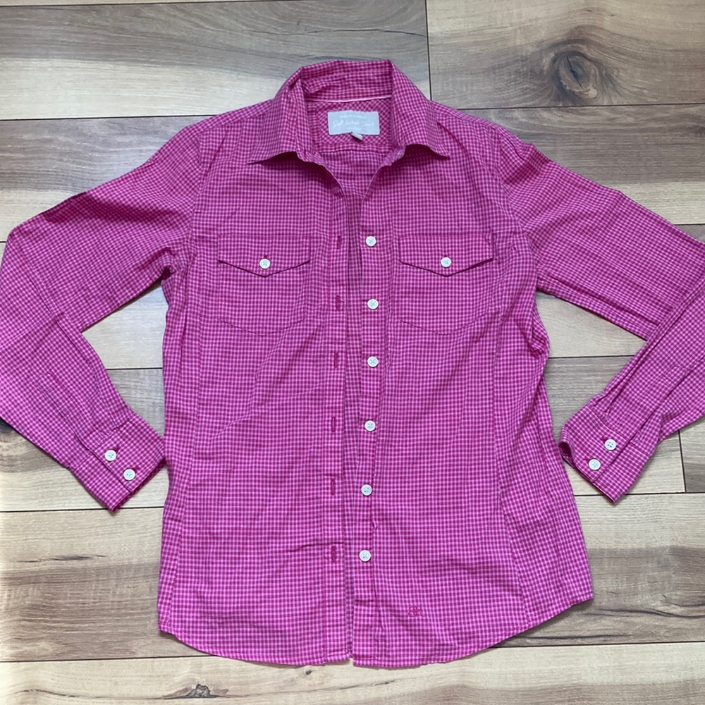 Banana Republic pink soft wash button down shirt. Size XS.